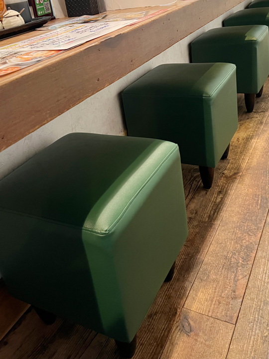 お店の椅子を緑色に張り替えました！